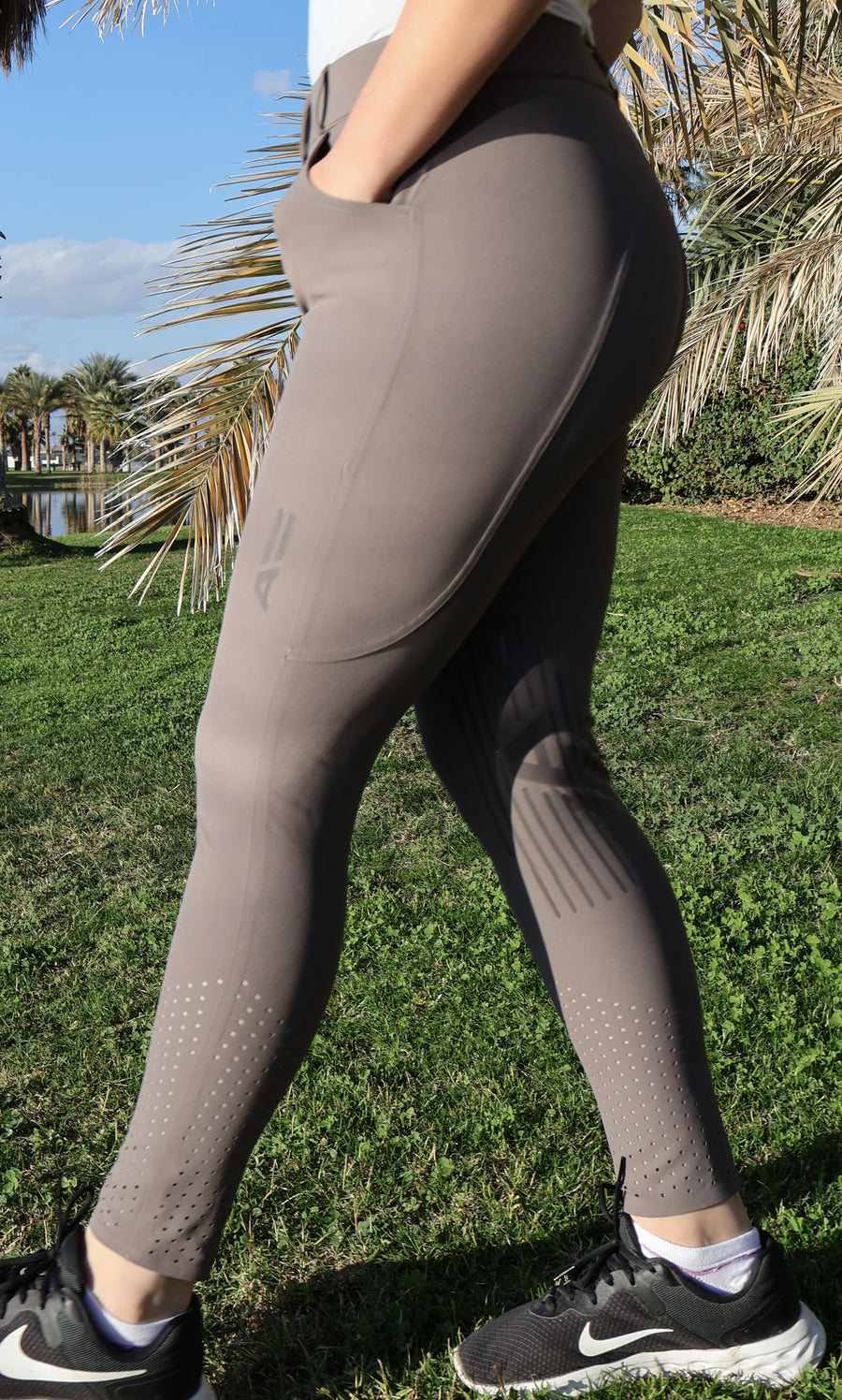 Evelien Breech, dim grey