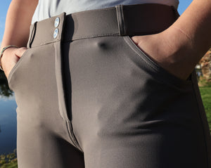 Evelien Breech, dim grey