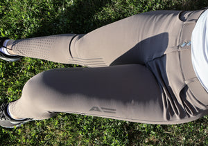 Evelien Breech, dim grey