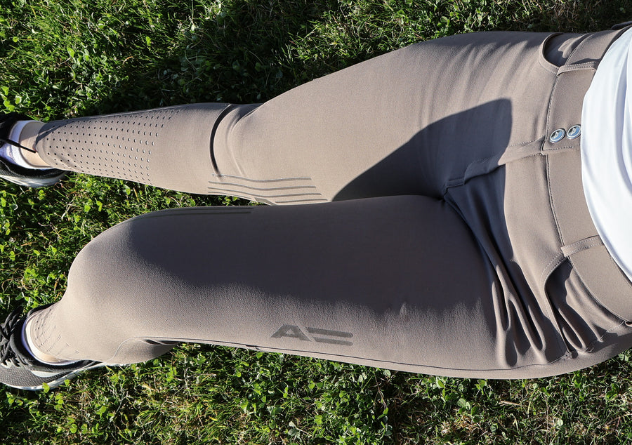 Evelien Breech, dim grey